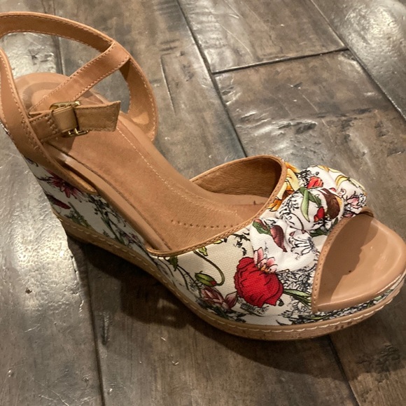 Clark’s wedge heel sandals - Picture 1 of 4